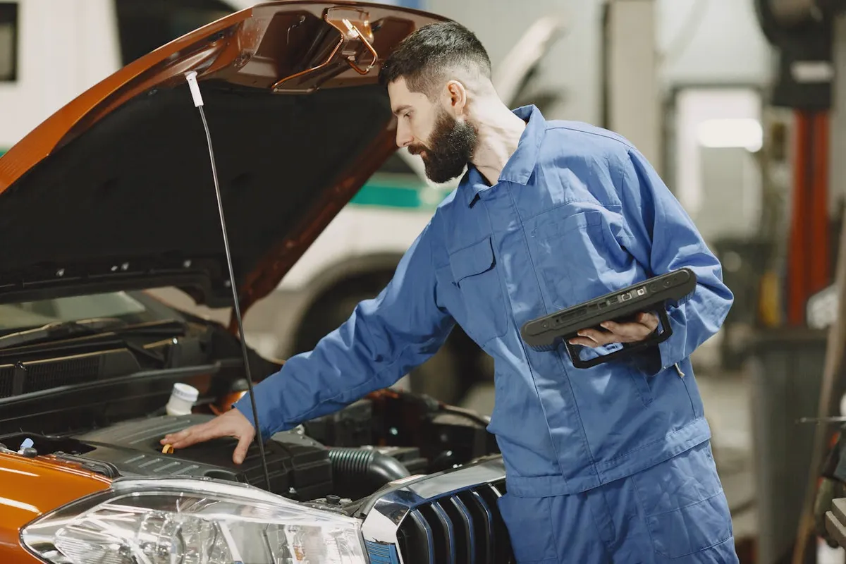 Mechanik pri servise klimatizácie